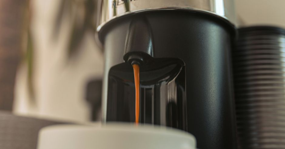 Kapsulový kávovar pripravuje kávu.