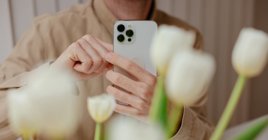 muz-iphone-kvety