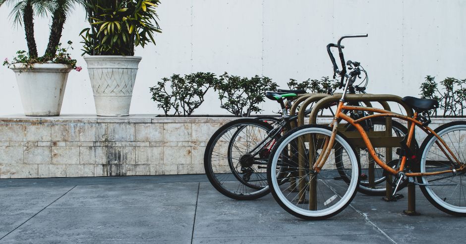 odparkovane-bicykle-na-ulici