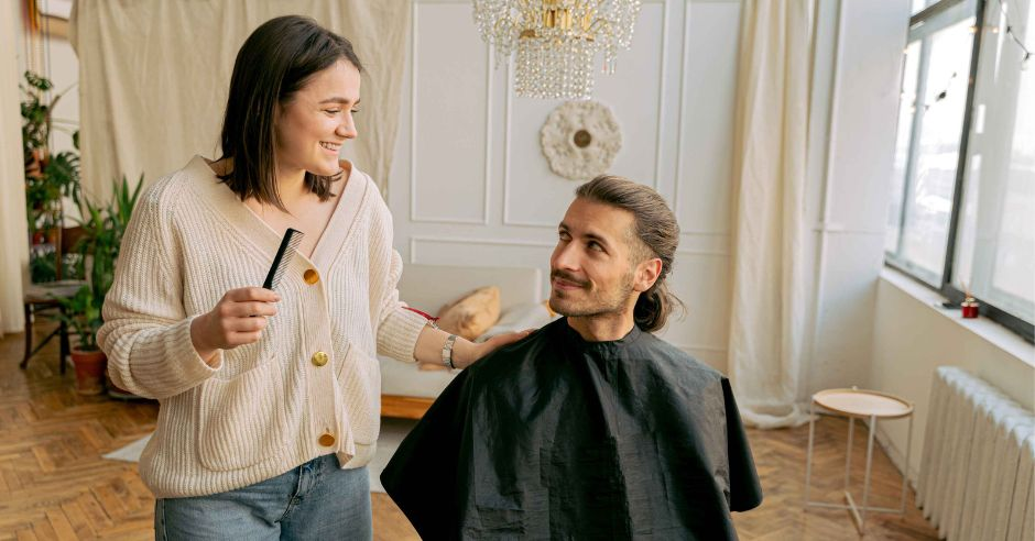 Skvelý účes aj bez kaderníka: Strihanie vlasov je lacnejšie doma