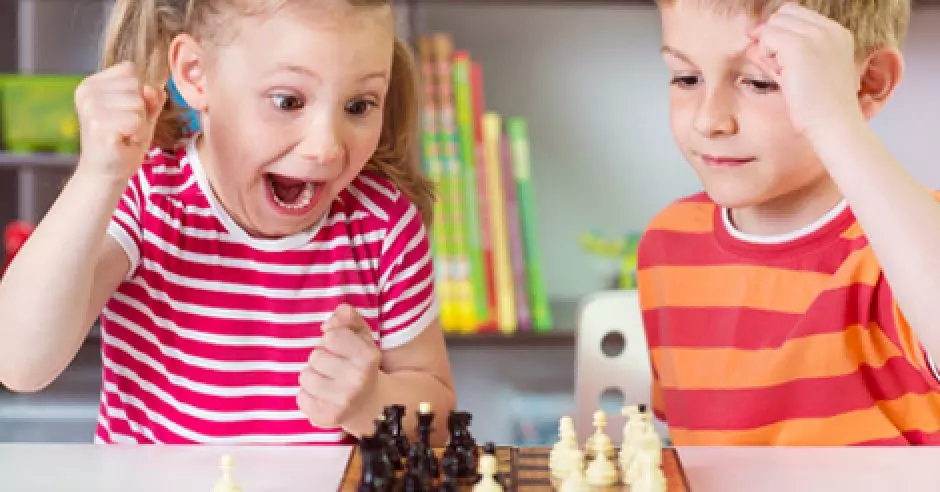 4 dôvody, prečo by deti mali hrať šach