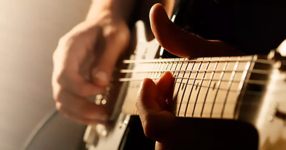 Viete, ako funguje elektroakustická gitara?