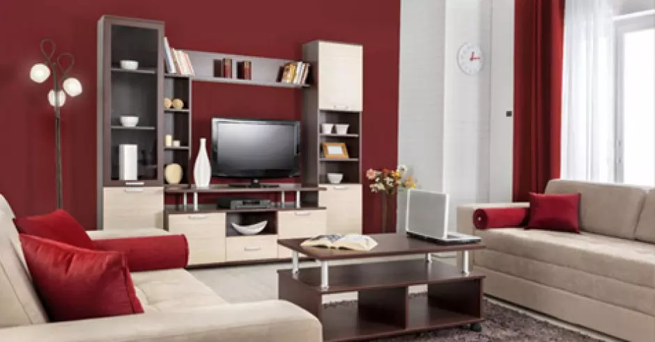 Ako lacno premeniť starú obývačku na modernú červenú