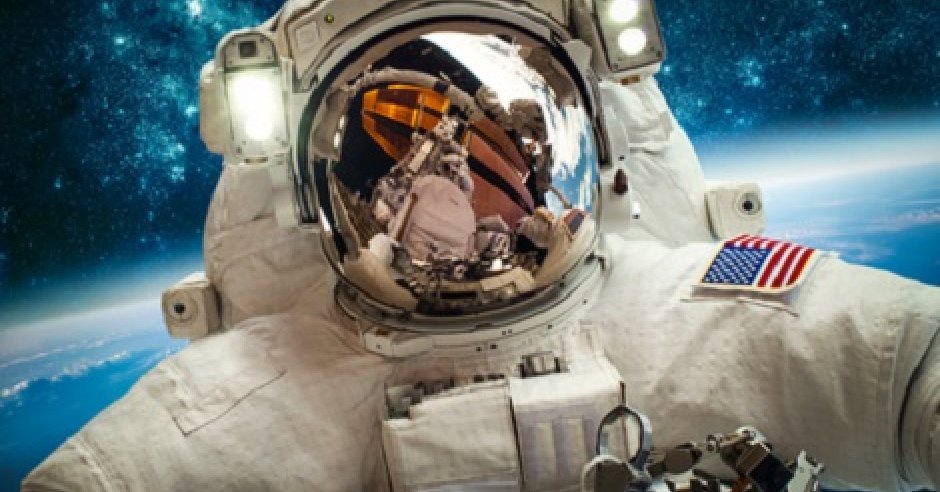 Náhoda či zámer? Pozrite si, čo spája Agenta 007 so známym astronautom
