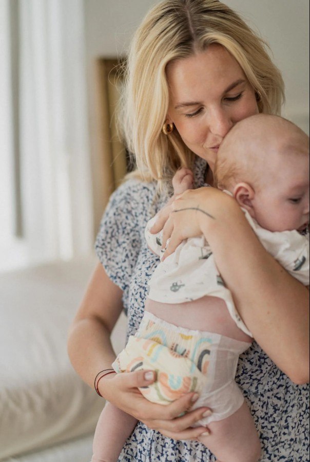 matka drží bábätko na rukách