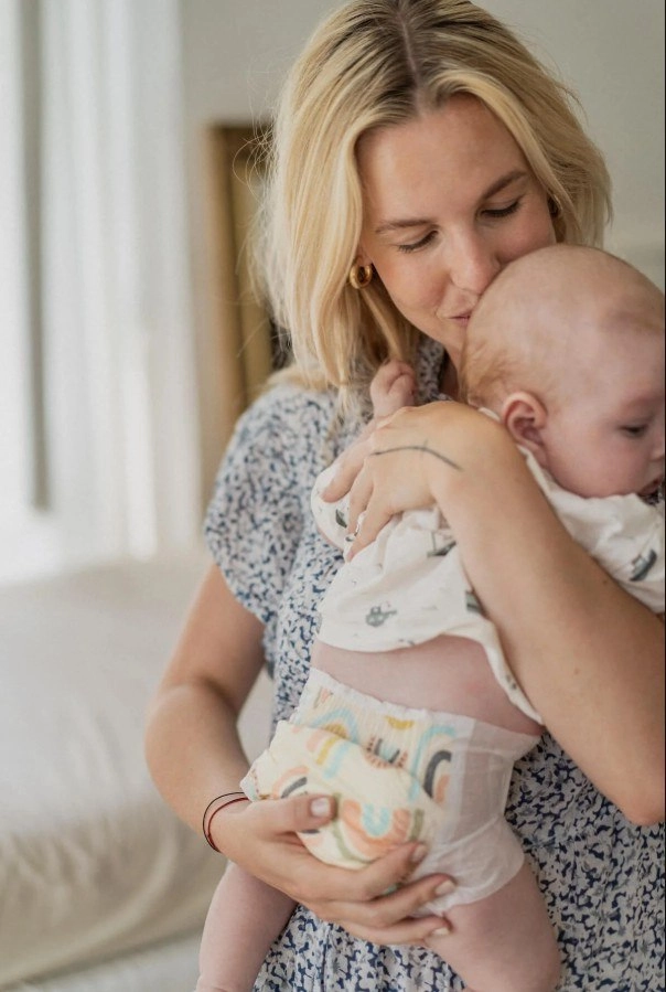 matka drží bábätko na rukách