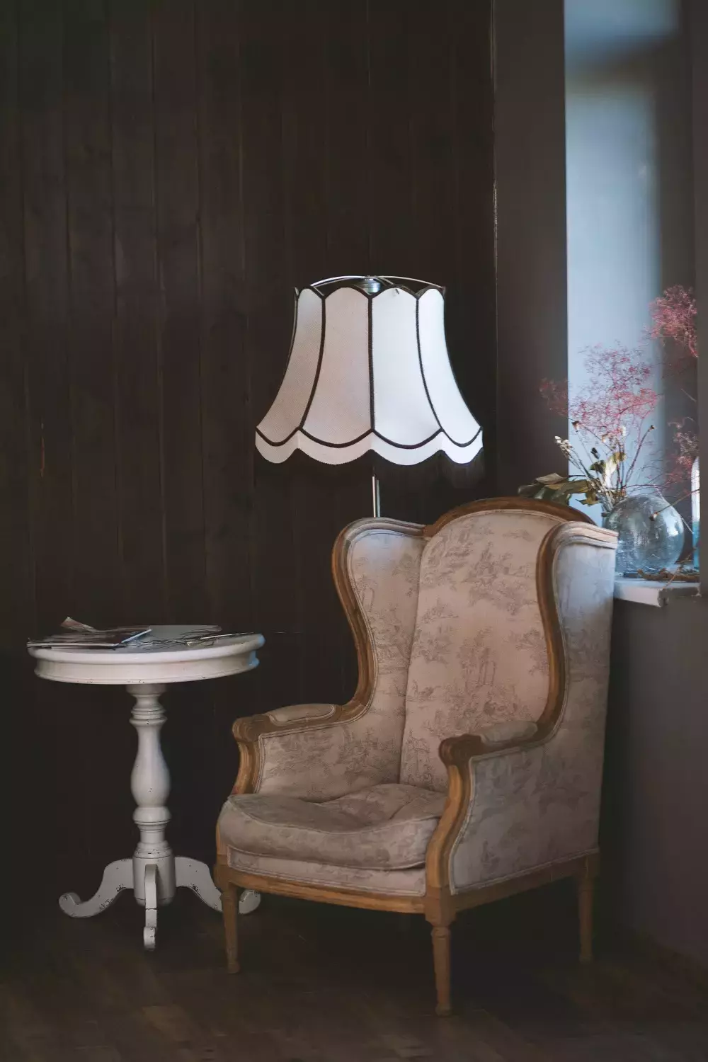 Kreslo, stolík a lampička