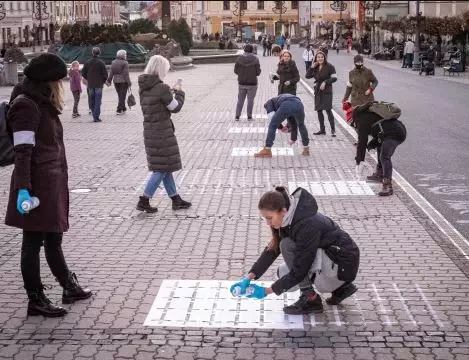 efarby - ludia na ulici malujuci biele kocky na zem