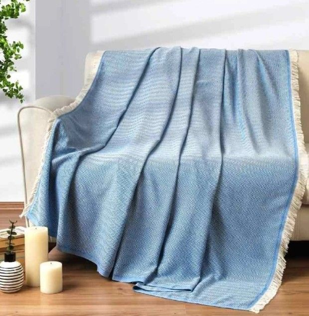 modrý prehoz na posteľ alebo sedačku