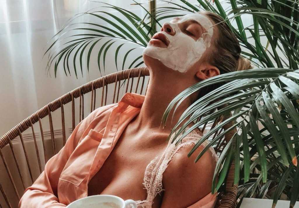 Feel pearls - žena sa oddychuje s maskou