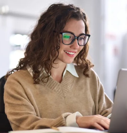 žena v okuliaroch na počítač, e-shop Alensa