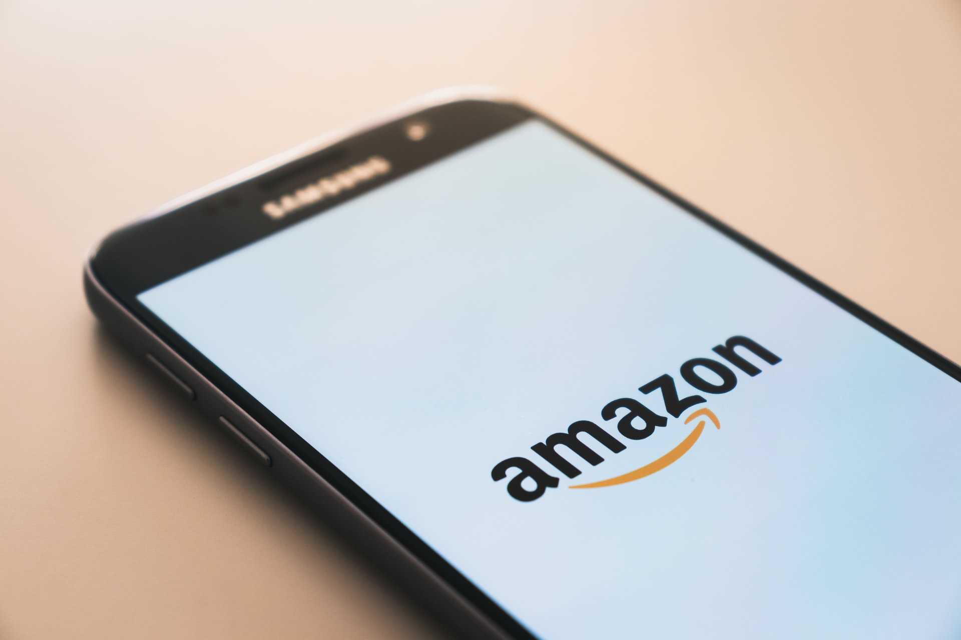 amazon - napis amazon na mobile
