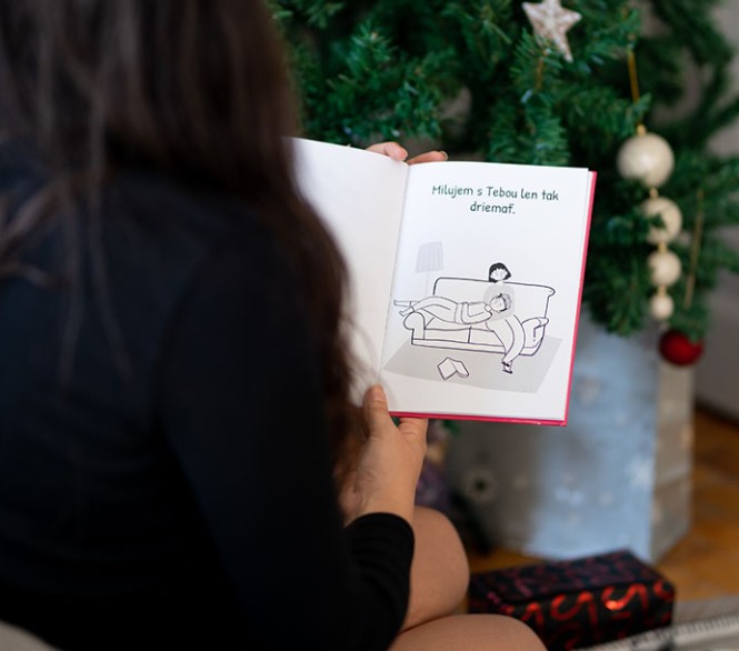 žena prezerá personalizovanú knihu