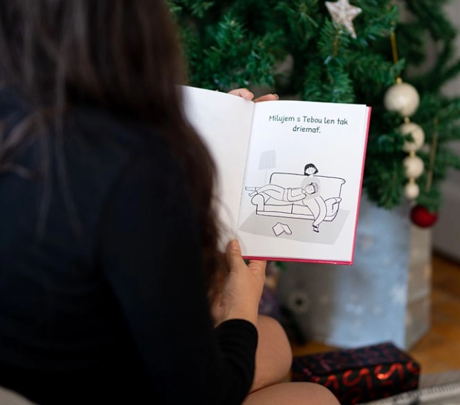 žena prezerá personalizovanú knihu