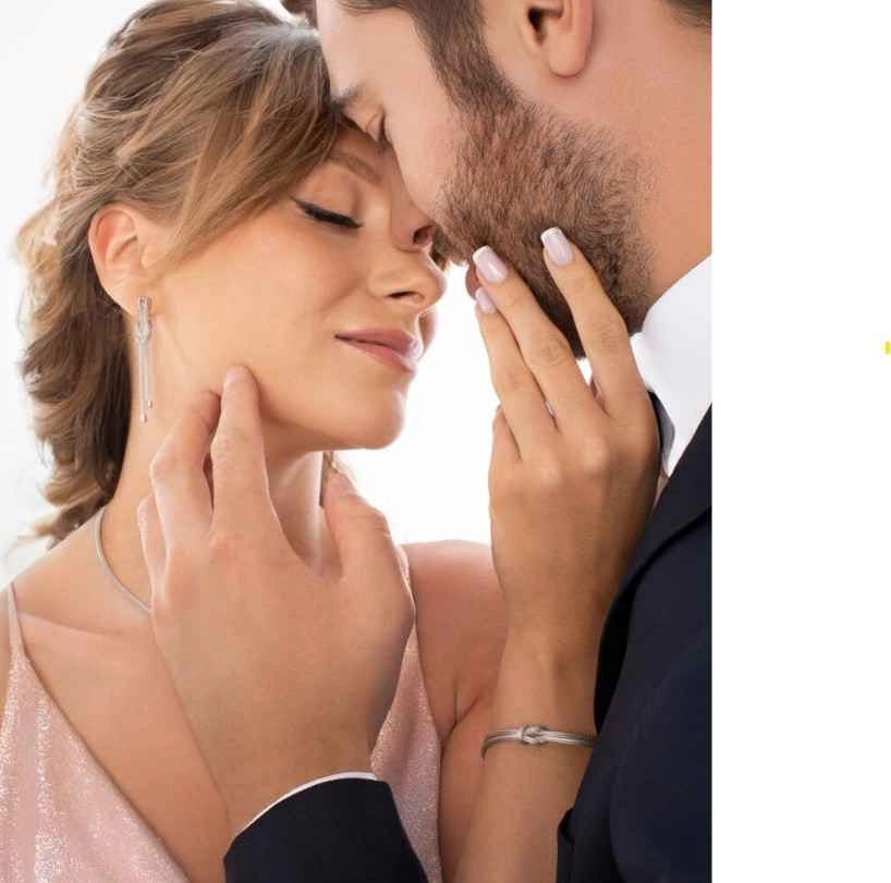 žena a muž sa hladkajú po tvári