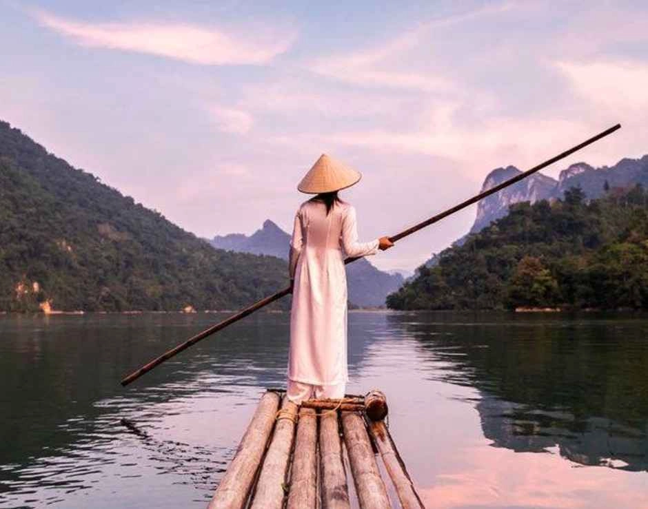 žena sa na plti plaví po ázijskej rieke