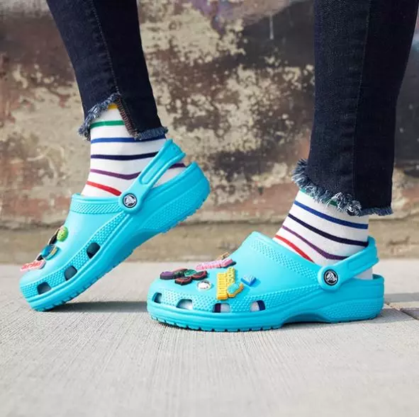 crocs - nohy v modrych crocsoch