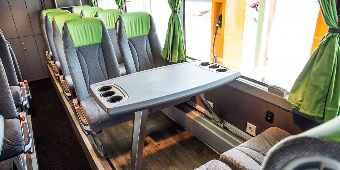 flixbus - sedacky vo vnutry autobusu a stol