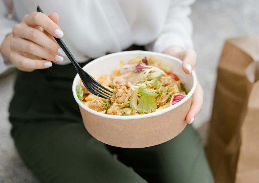 žena je objednané jedlo