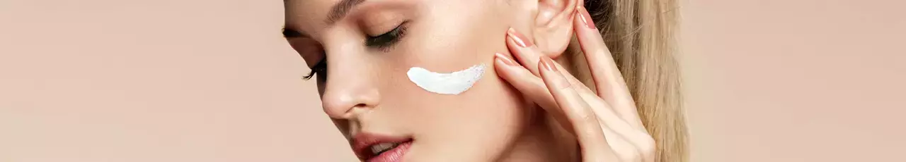 Medicals Cosmetics - tvar zeny s ciarou kremu na lici