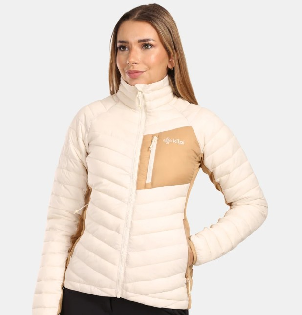 žena oblečená v béžovej zateplenej bunde