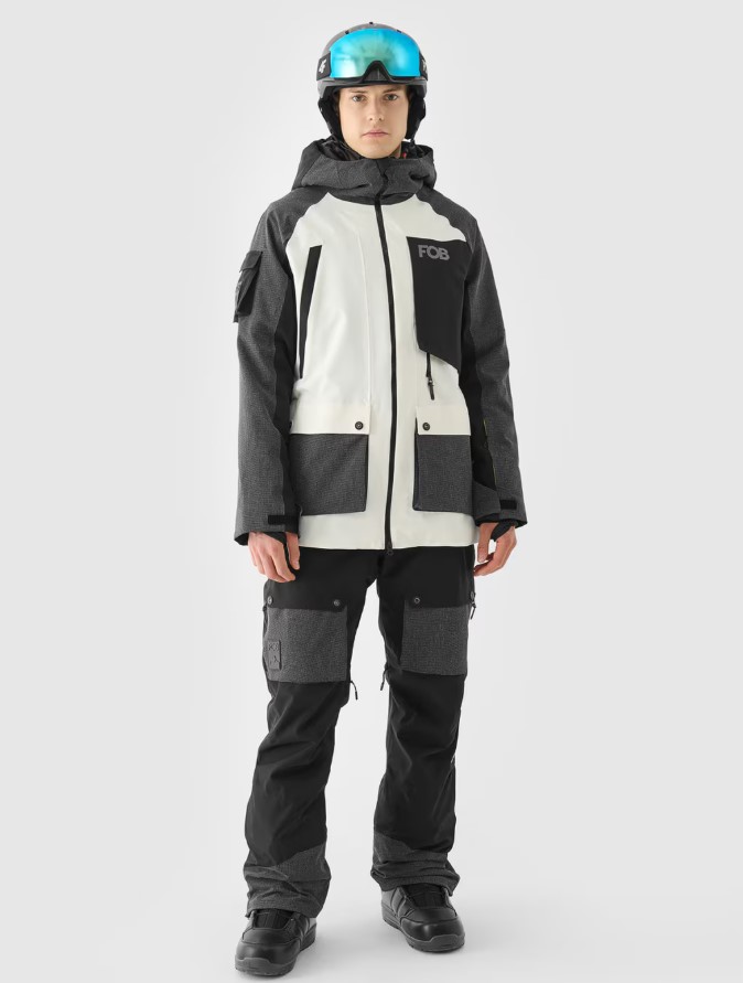 muž v snowboardovej bunde