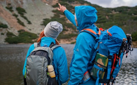 žena a muž s turistickou výbavou od OK móda