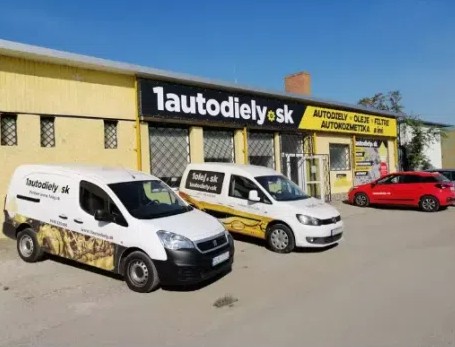 firemné vozidlá pred predajňou obchodu