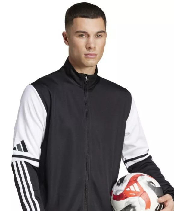 muž v tréningovej bunde z -eshopu 11teamsports