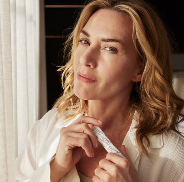 žena drží v rukách kolagénový prášok