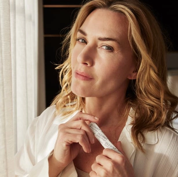 žena drží v rukách kolagénový prášok