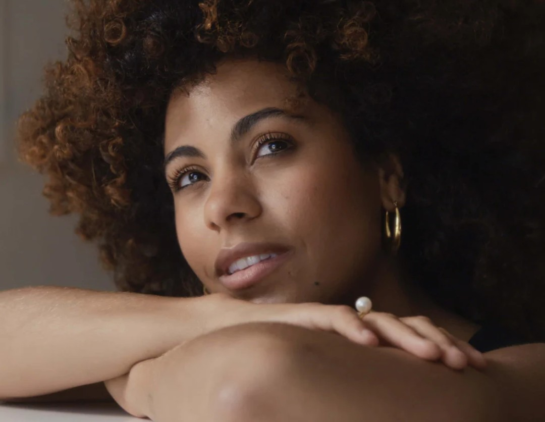 žena so zasneným výrazom