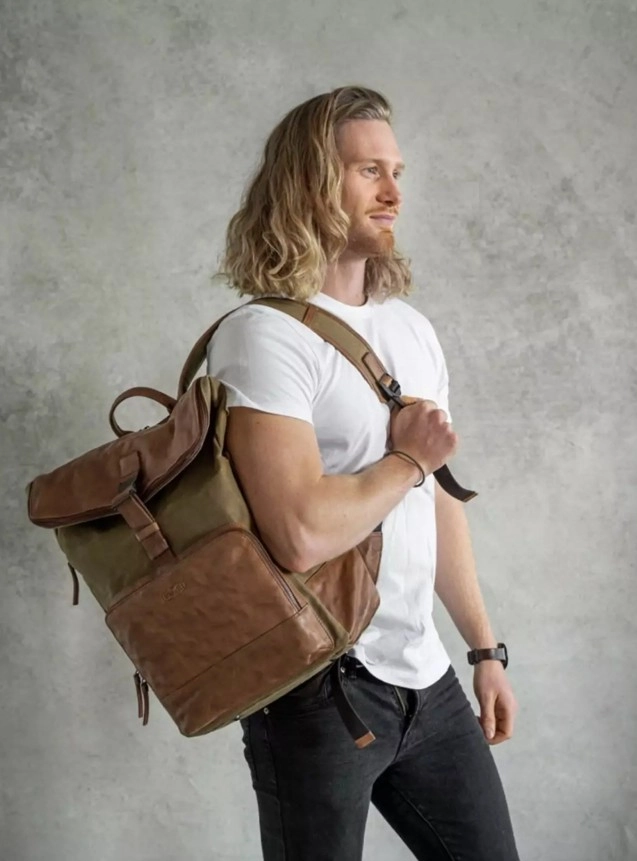 muž s vintage batohom