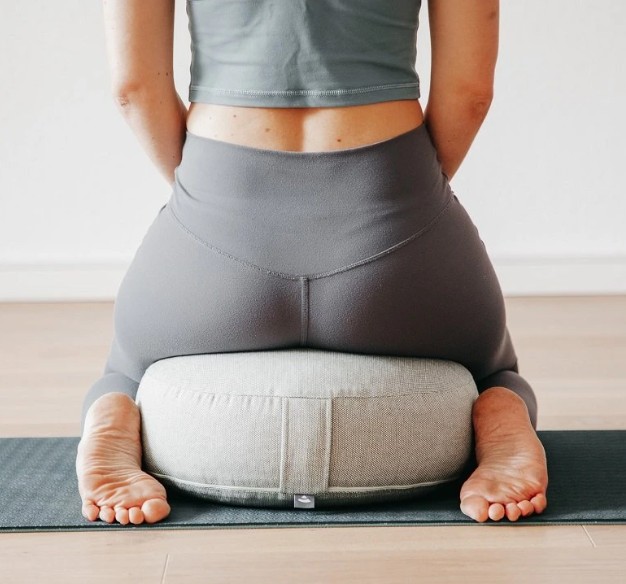 žena sedí na meditačnom vankúši z e-shopu Flexity