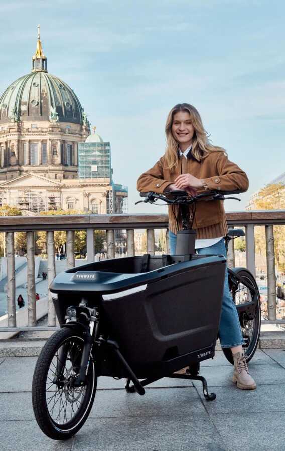 Tenways - žena s cargo bicyklom