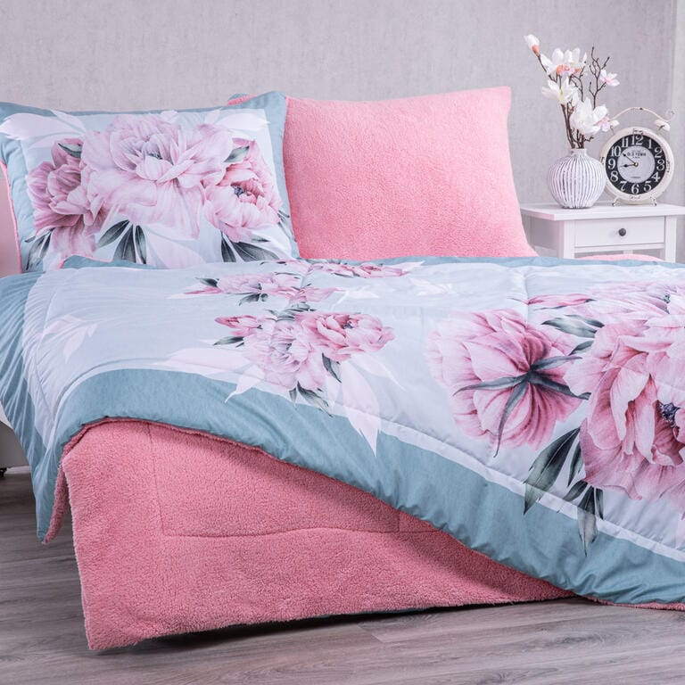 postel s ruzovo modrymi prikryvkami