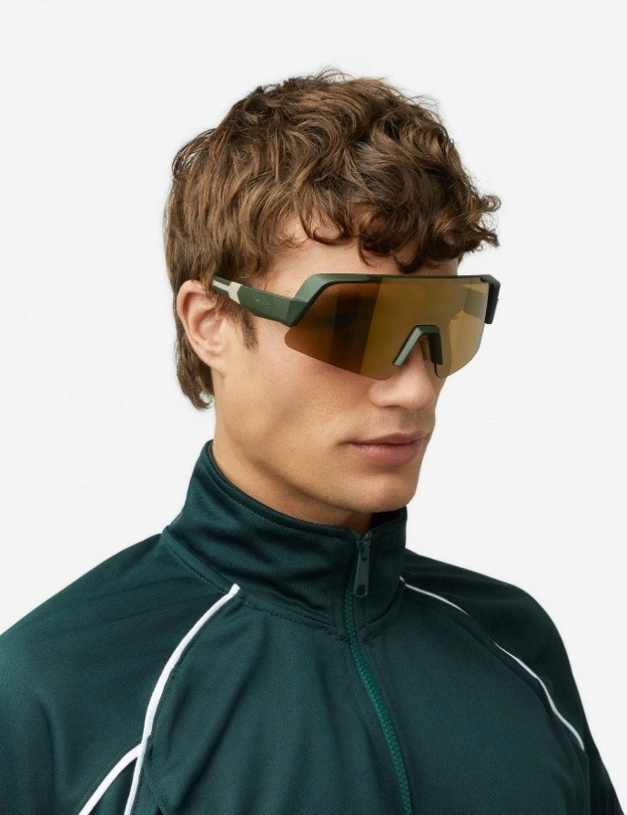 muž v športových slnečných okuliaroch