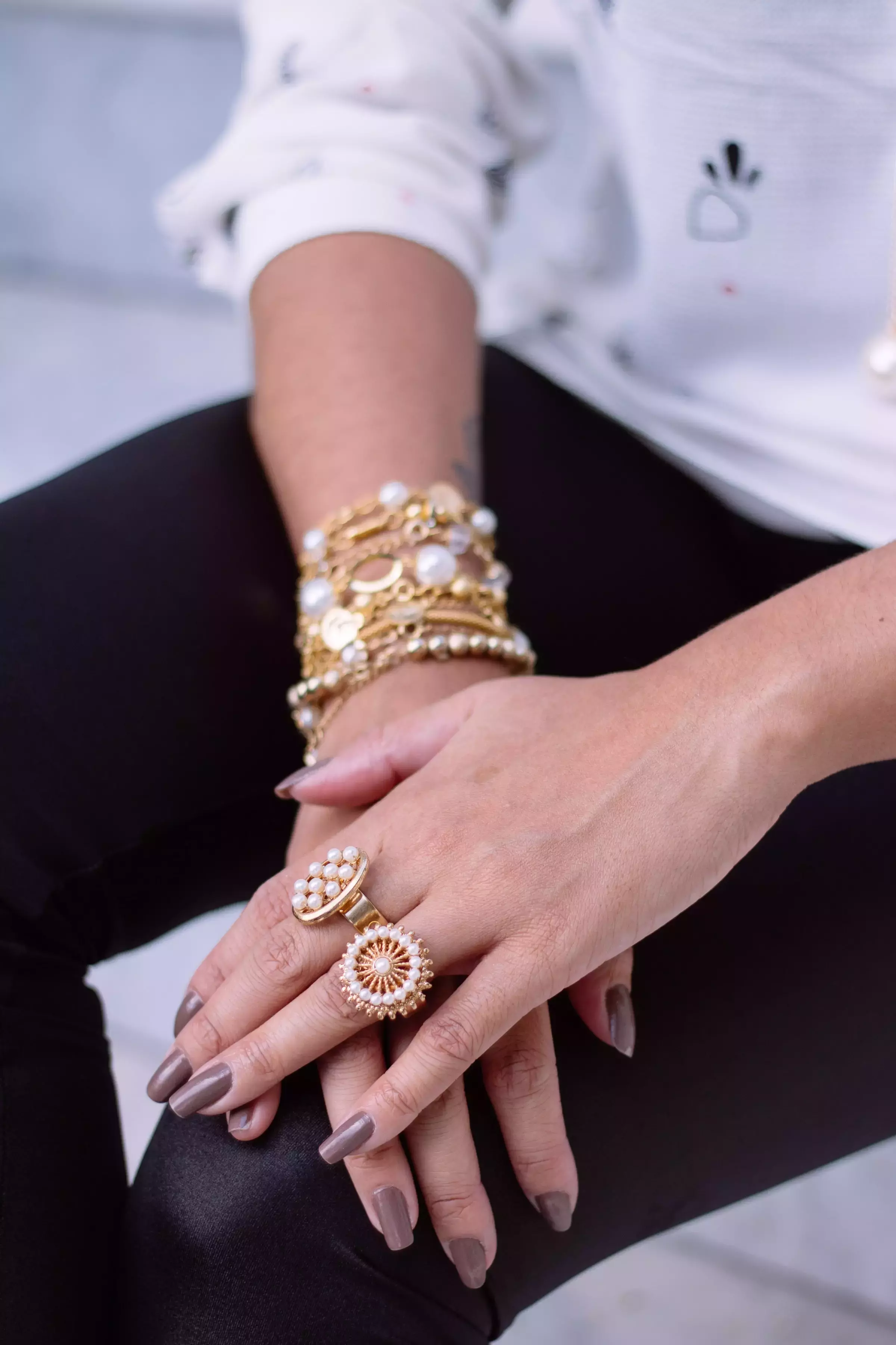 Sofia - zenske ruky s prstenmi a naramkami