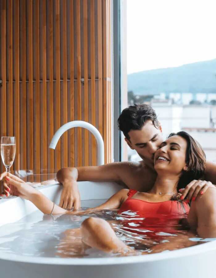 pár si užíva wellness dovolenku vo vani
