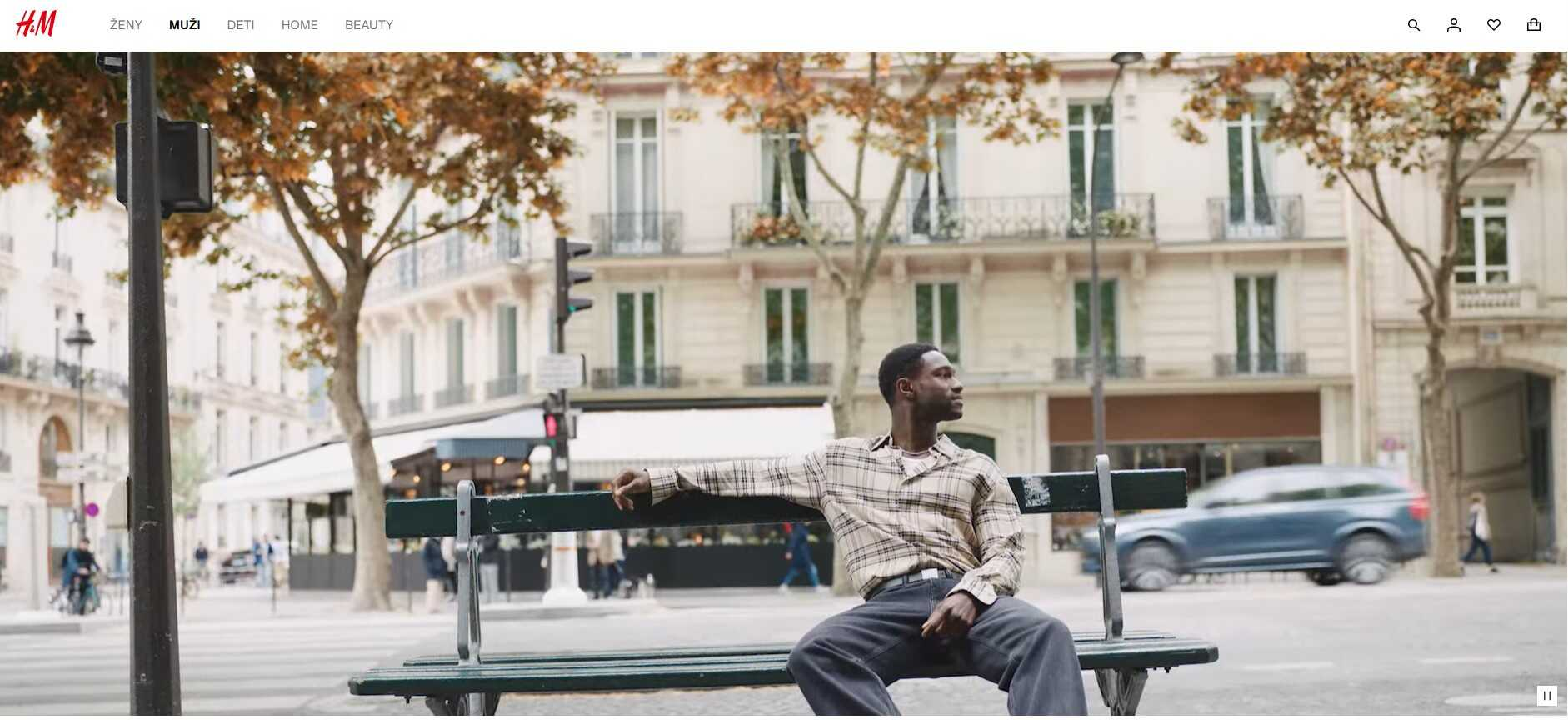 muž sedí na lavičke na homepage H&M
