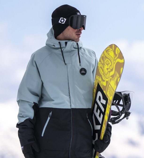 muž v bunde na snowboard z e-shopu Horsefeathers