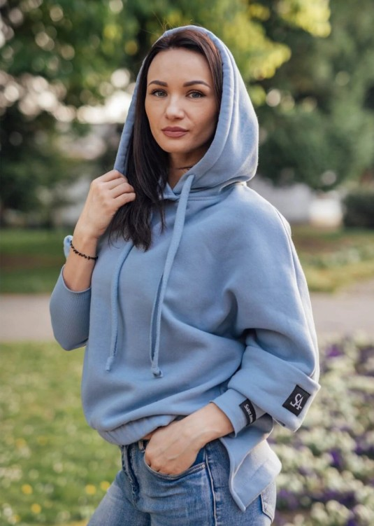 žena v modrej mikine