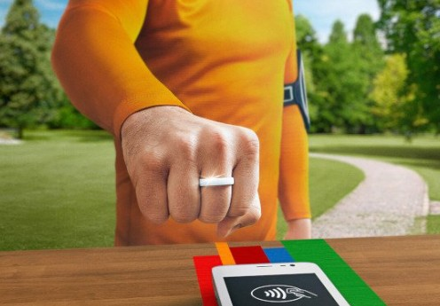 muž platí prsteňom