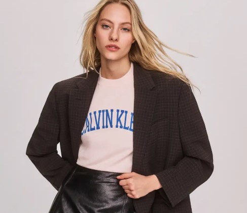 žena v oblečení z e-shopu Calvin Klein
