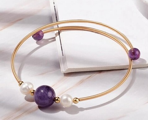 mosadzný náramok ametyst a biele perly