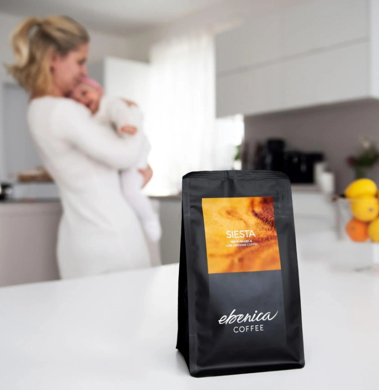 žena drží na rukách dieťa, bezkofeínová káva siesta