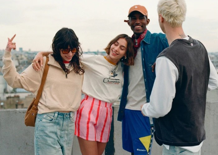 skupina priateľov na strešnej terase