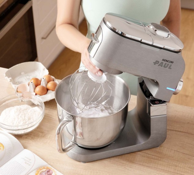 žena používa kuchynský robot