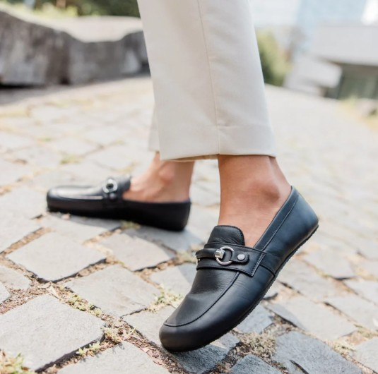 žena má obuté čierne barefoot mokasíny