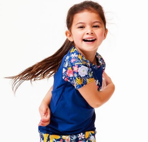 dievčatko oblečené v plážovom UV tričku